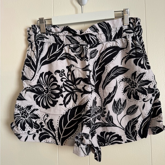 Who What Wear Black and White Floral High Waist Shorts - Picture 2 of 3